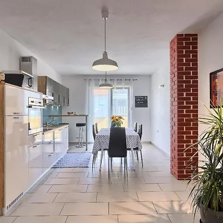 Gemuetliche Ferienwohnung Mit Zwei Balkonen Und Gemeinschaftsgarten In Strandnaehe * Podstrana