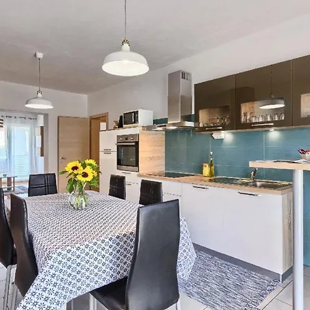 Apartment Gemuetliche Ferienwohnung Mit Zwei Balkonen Und Gemeinschaftsgarten In Strandnaehe Podstrana