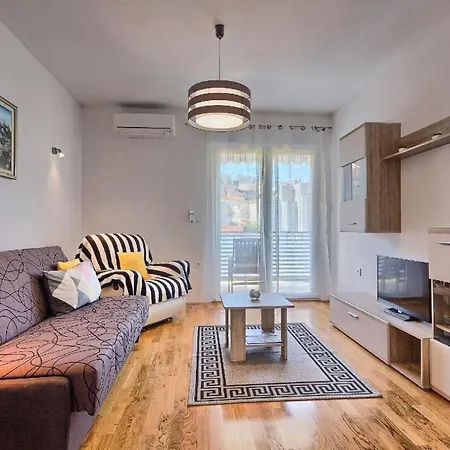 Gemuetliche Ferienwohnung Mit Zwei Balkonen Und Gemeinschaftsgarten In Strandnaehe Apartment Podstrana