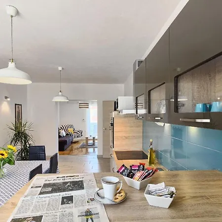 Apartment Gemuetliche Ferienwohnung Mit Zwei Balkonen Und Gemeinschaftsgarten In Strandnaehe Podstrana