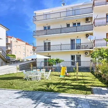 Gemuetliche Ferienwohnung Mit Zwei Balkonen Und Gemeinschaftsgarten In Strandnaehe Podstrana