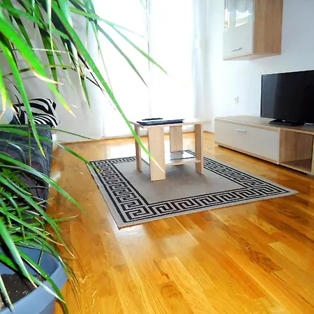Gemuetliche Ferienwohnung Mit Zwei Balkonen Und Gemeinschaftsgarten In Strandnaehe